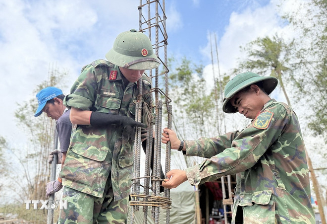 Xây dựng nhà cho ở cho các hộ gia đình có nhà bị sập, đổ, trôi do cơn bão số 13 và đợt mưa lũ lịch sử trong tháng 11 vừa qua. (Ảnh: Tường Quân/TTXVN)