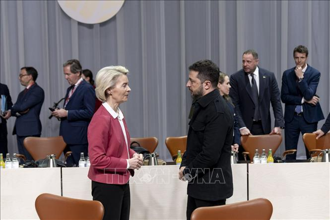 Chủ tịch EC Ursula von der Leyen (trái, trước) trao đổi với Tổng thống Ukraine Volodymyr Zelensky tại sự kiện ở Copenhagen, Đan Mạch ngày 2/10/2025. Ảnh: THX/TTXVN
