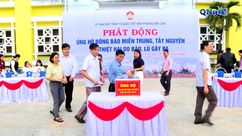 Phường Đăk Cấm ủng hộ người dân vùng lũ