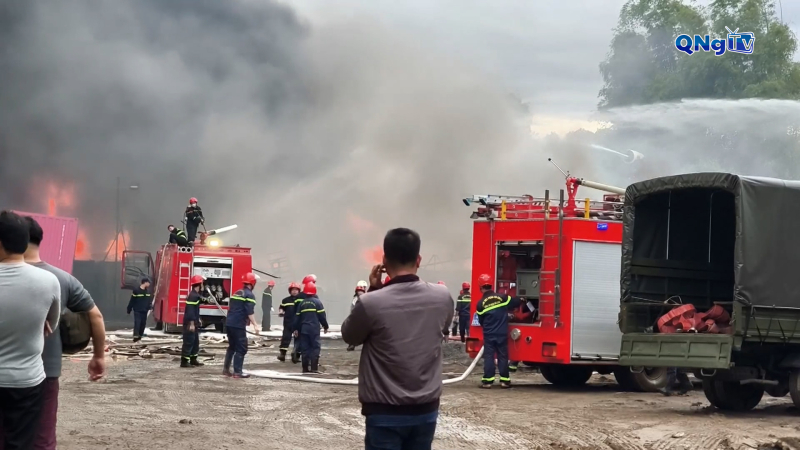 Ch&aacute;y lớn tại b&atilde;i xe chở h&agrave;ng ở th&agrave;nh phố Đ&agrave; Nẵng