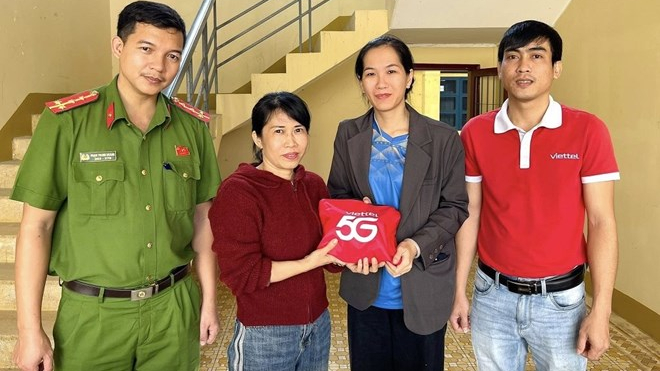 Biểu dương người dân nhặt được hơn 117 triệu đồng mang đến nhờ công an trả lại người đánh rơi