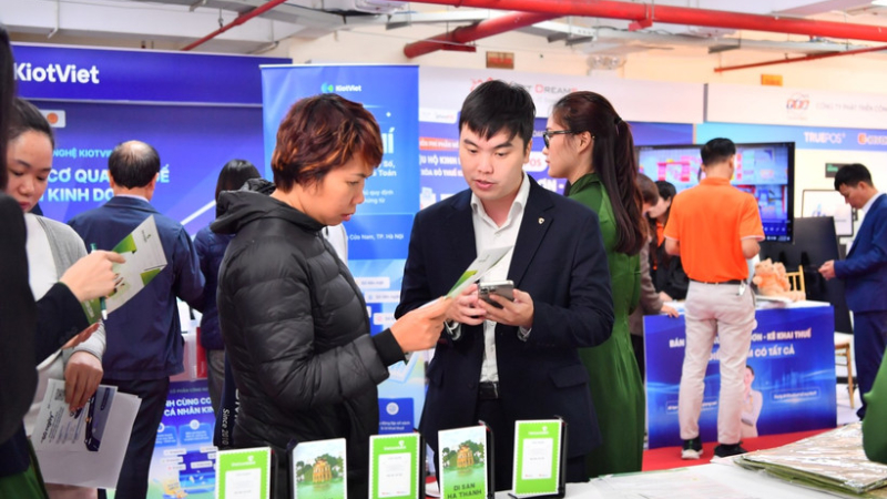 "Món quà" kép cho tiểu thương dịp cuối năm 