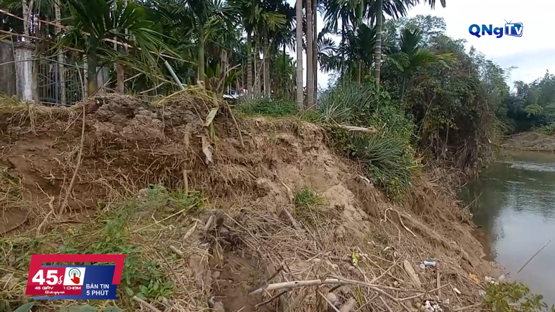 Sạt lở áp sát nhà dân bên sông Phước Giang