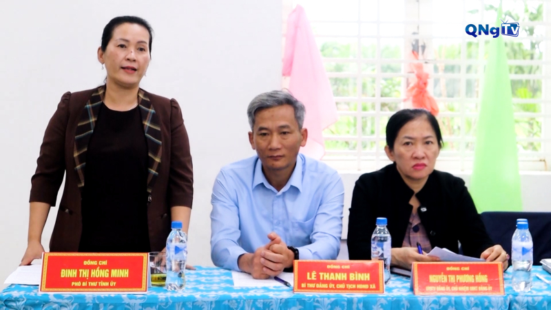 Phó Bí thư Tỉnh ủy Đinh Thị Hồng Minh dự sinh hoạt với Chi bộ thôn 1, xã Minh Long