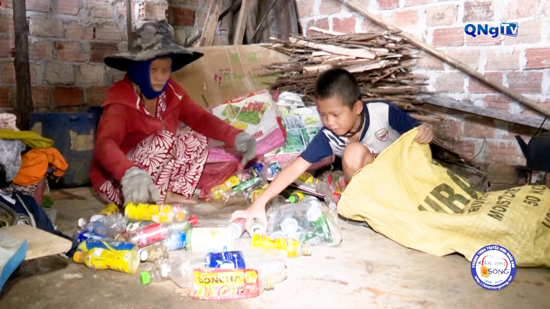 G&aacute;nh ve chai của người mẹ khuyết tật nu&ocirc;i giấc mơ cho con