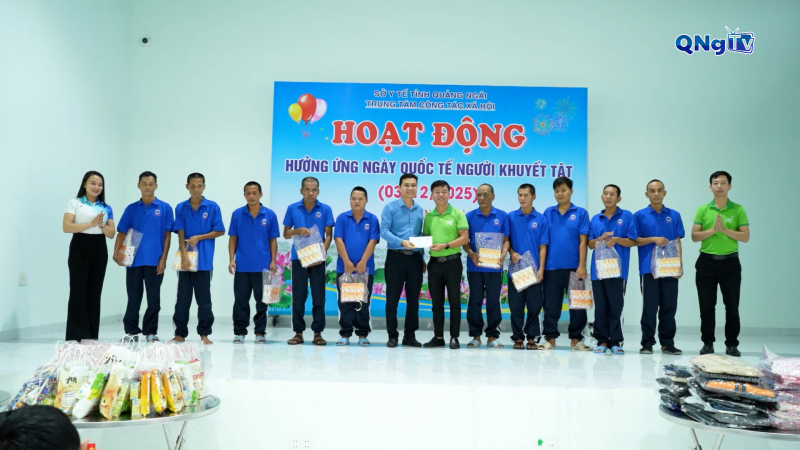 Tặng qu&agrave; tại Trung t&acirc;m C&ocirc;ng t&aacute;c x&atilde; hội tỉnh