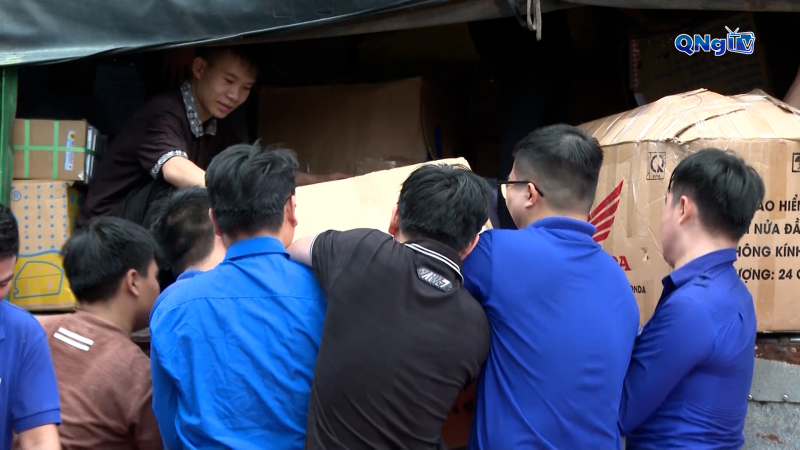 Gửi yêu thương đến trẻ em vùng lũ