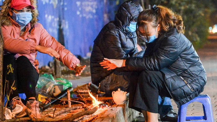 Không khí lạnh tràn xuống, miền Bắc mưa rét, miền Trung chưa dứt mưa lớn 