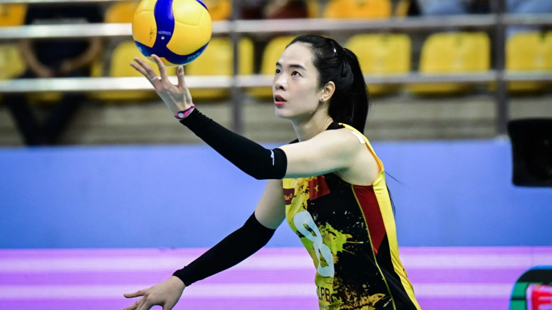 Hoa khôi bóng chuyền cầm cờ cho Đoàn thể thao Việt Nam tại SEA games 33