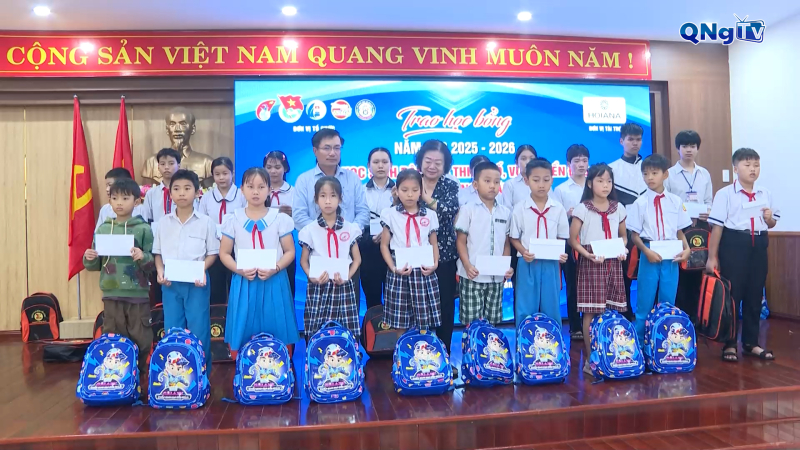 Trao học bổng Vừ A Dính cho học sinh Quảng Ngãi