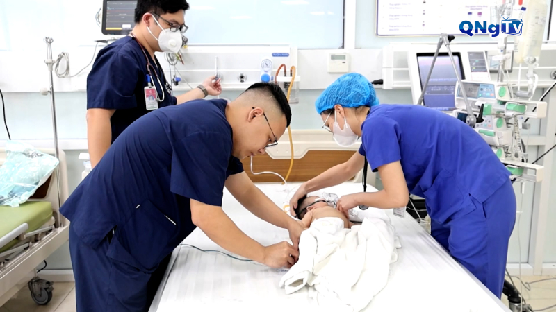 Cấp cứu kịp thời bé gái 2 tháng tuổi suy hô hấp nặng