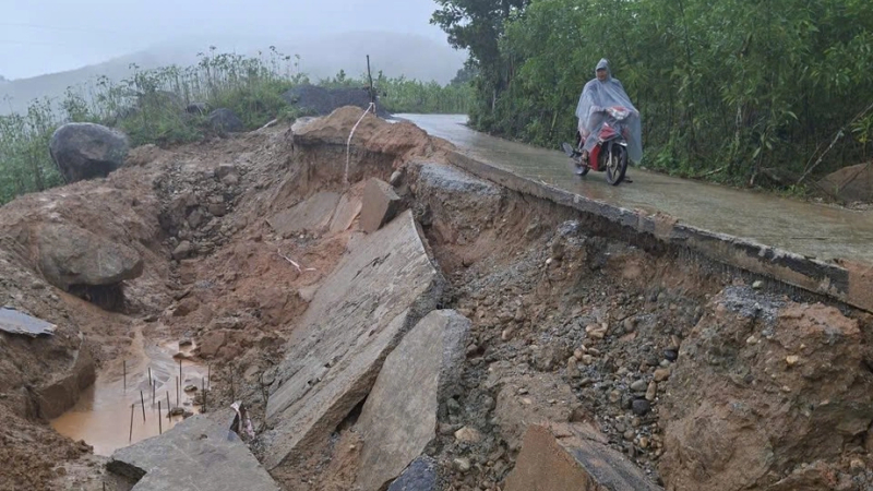 Quảng Ngãi: Mưa lớn gây sạt lở, bẻ gãy 1/2 làn đường liên xã 