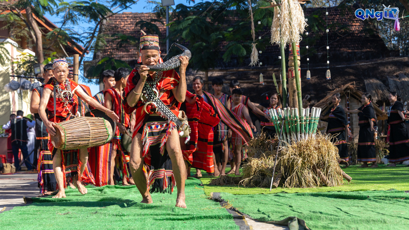 Tổ chức phục dựng Lễ mừng lúa mới truyền thống của người Giẻ Triêng