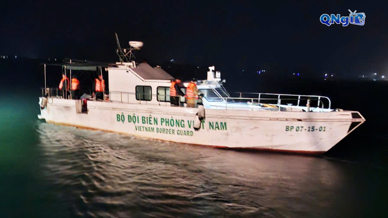 Cứu 02 ngư dân bị chìm tàu trên biển