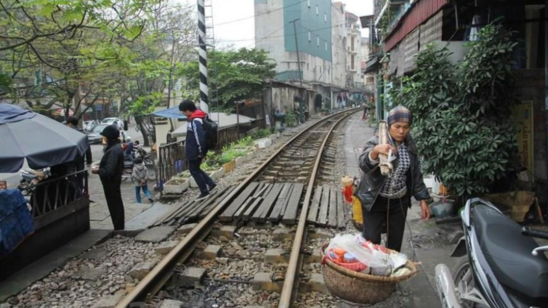 Còn hơn 2.500 lối đi tự mở, tiềm ẩn rủi ro cho an toàn đường sắt 
