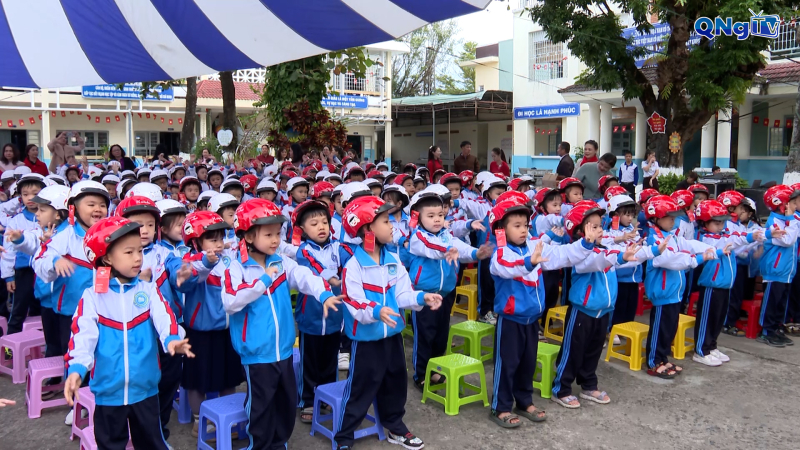 Trao tặng mũ bảo hiểm cho học sinh lớp một