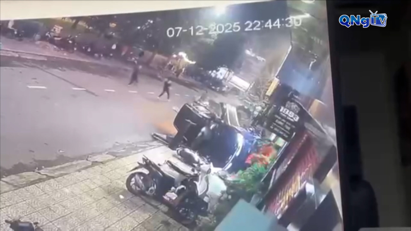 Làm rõ vụ xe ô tô lao lên vỉa hè khiến 3 người bị thương