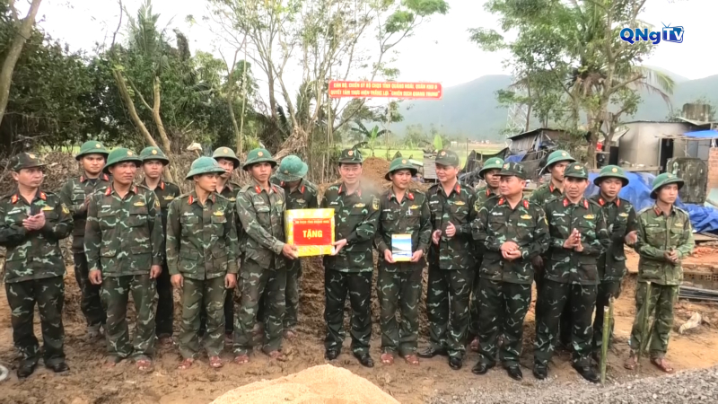 Thăm lực lượng xây nhà giúp dân Đắk Lắk