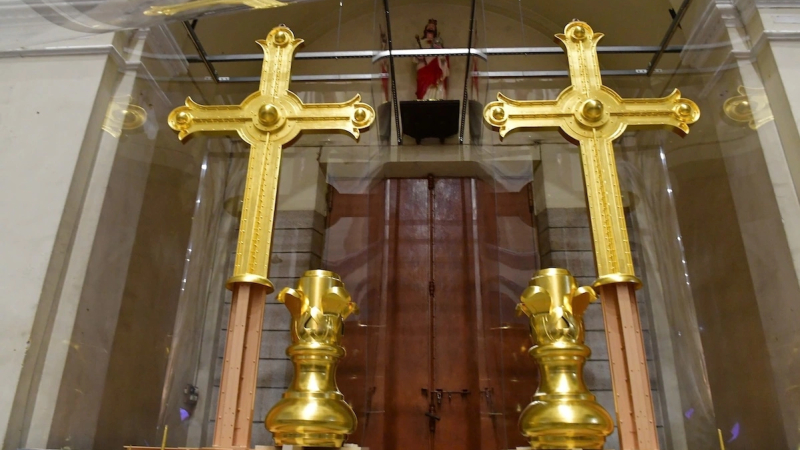 Nhà thờ Đức Bà trưng bày hai thánh giá mạ vàng nặng 400kg