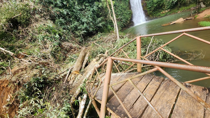 Thác Pa Sĩ ở Măng Đen tan nát do mưa lũ, địa phương đóng cửa, chưa hẹn ngày mở lại 