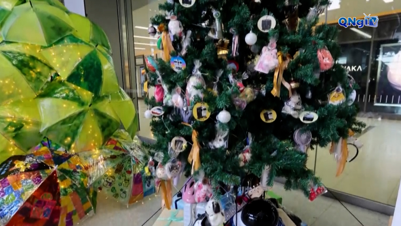 Cây thông Noel đặc biệt tại ga tàu Nhật Bản