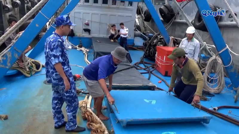 Cảnh sát biển điều tra tàu chở 100.000 lít dầu do không rõ nguồn gốc