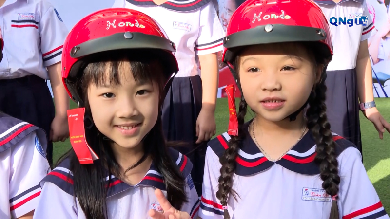 Tặng mũ bảo hiểm cho học sinh