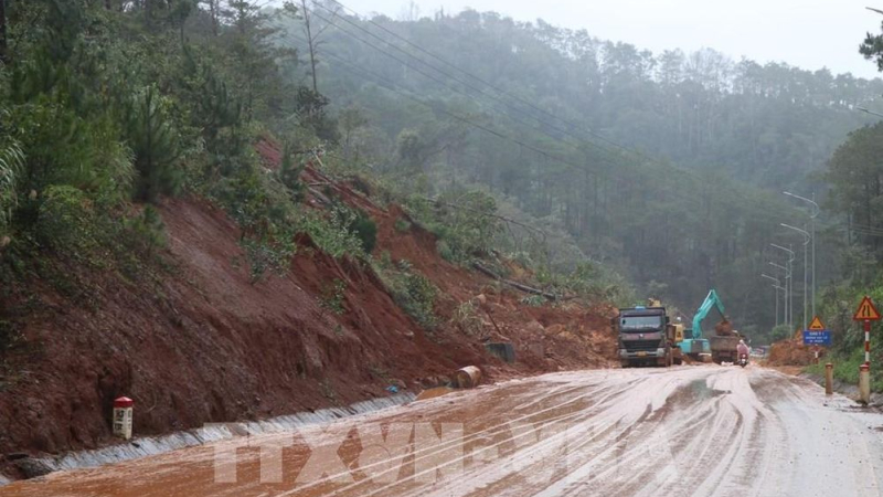 Hạ tầng Quảng Ngãi vẫn ngổn ngang sau mưa bão 