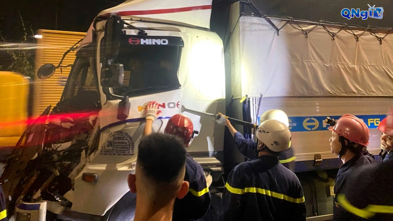 Cứu tài xế mắc kẹt sau tai nạn giao thông