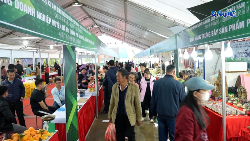 Hội chợ Thương mại cư d&acirc;n bi&ecirc;n giới Cao Bằng - B&aacute;ch Sắc