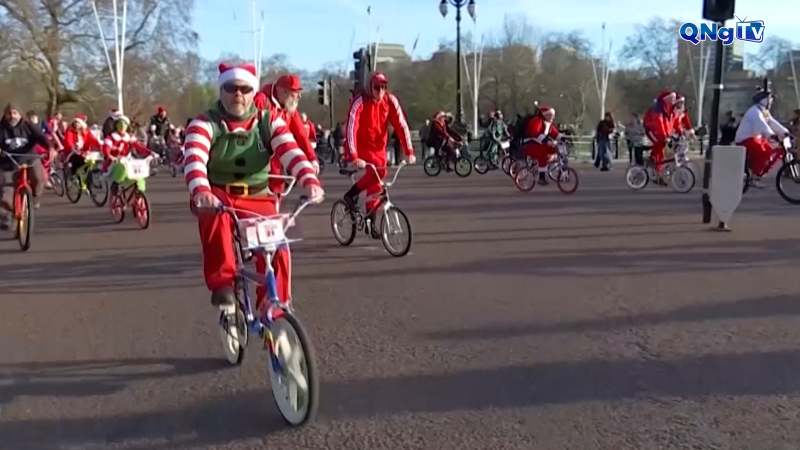 Các ông già Noel đạp xe gây quỹ từ thiện tại Anh