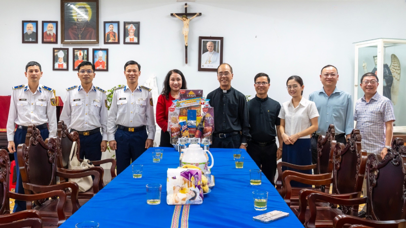 Thăm, ch&uacute;c mừng c&aacute;c cơ sở C&ocirc;ng gi&aacute;o nh&acirc;n dịp lễ gi&aacute;ng sinh 