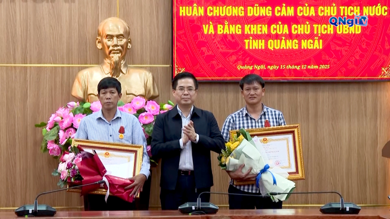 Trao Hu&acirc;n chương Dũng cảm của Chủ tịch nước cho 2 c&ocirc;ng d&acirc;n đặc khu L&yacute; Sơn