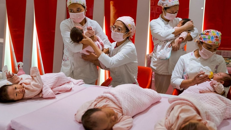 Trung Quốc chi trả to&agrave;n bộ chi ph&iacute; sinh con nhằm ứng ph&oacute; khủng hoảng d&acirc;n số 