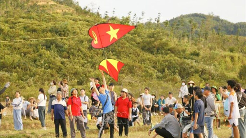 Giữ g&igrave;n v&agrave; ph&aacute;t huy bản sắc nghệ thuật chơi diều s&aacute;o