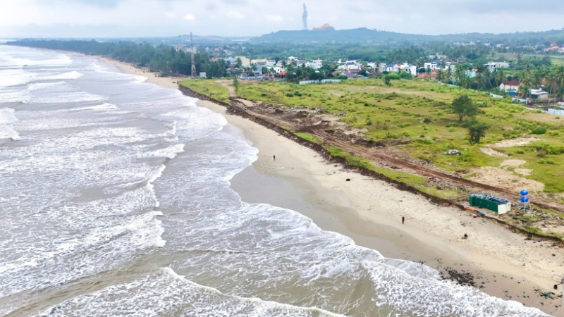 B&atilde;i tắm đẹp nhất Quảng Ng&atilde;i đứng trước nguy cơ bị "x&oacute;a sổ" 