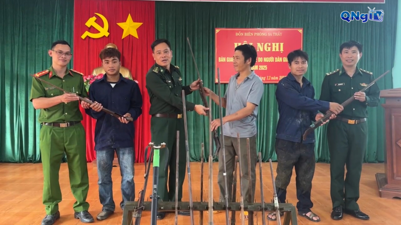 Vận động người d&acirc;n giao nộp s&uacute;ng tự chế 