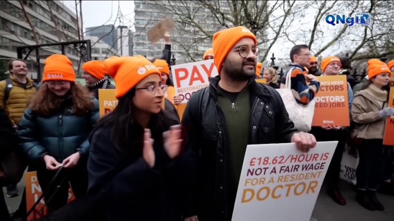 C&aacute;c b&aacute;c sỹ Anh đ&igrave;nh c&ocirc;ng giữa dịch c&uacute;m