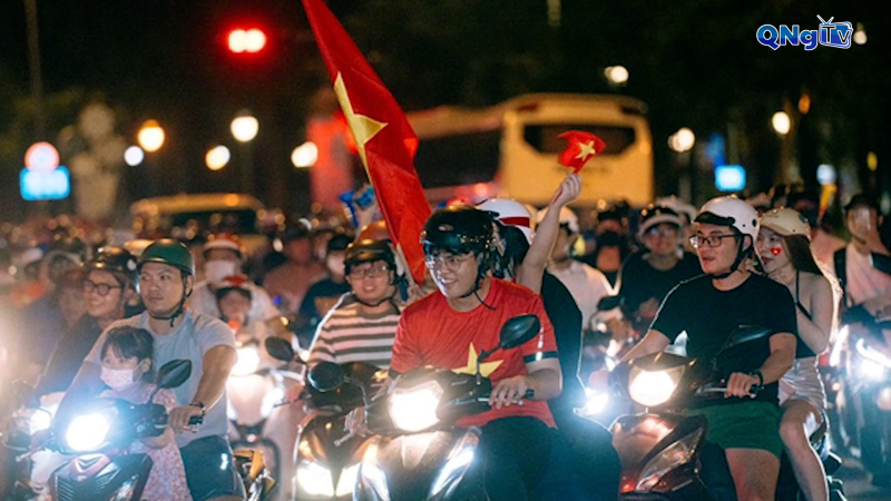 Người d&acirc;n ra đường mừng U22 Việt Nam v&ocirc; địch SEA games