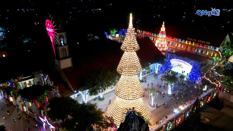 Chi&ecirc;m ngưỡng c&acirc;y th&ocirc;ng l&agrave;m từ 3.000 chiếc n&oacute;n l&aacute;