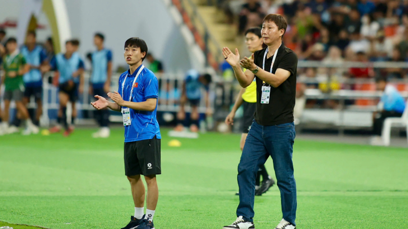 HLV Kim Sang-sik đi v&agrave;o lịch sử b&oacute;ng đ&aacute; Đ&ocirc;ng Nam &Aacute;