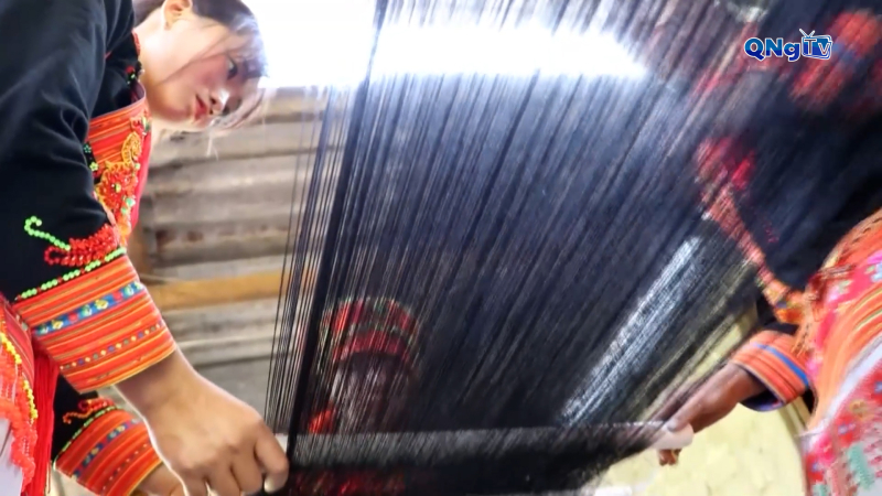 Kỹ nghệ k&eacute;o sợi của phụ nữ Dao