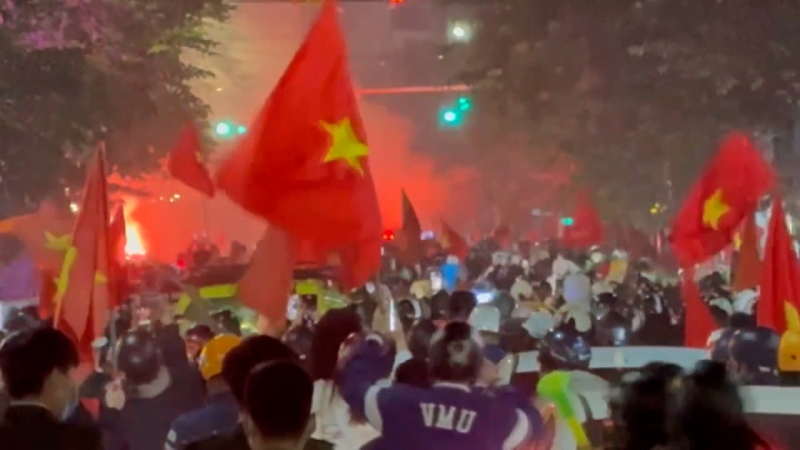  Người d&acirc;n Hải Ph&ograve;ng ăn mừng chiến thắng 