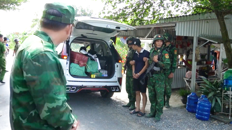 Bắt người vận chuyển 3.000 bao thuốc l&aacute; lậu