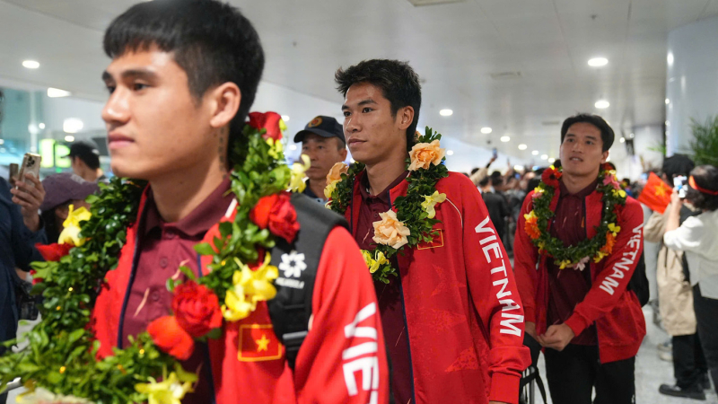 Người h&acirc;m mộ đ&oacute;n mừng nh&agrave; v&ocirc; địch SEA games 33 về nước