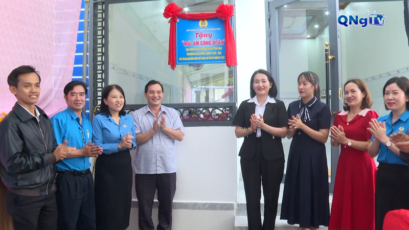 Gắn biển c&ocirc;ng tr&igrave;nh &ldquo;M&aacute;i ấm C&ocirc;ng đo&agrave;n&rdquo;