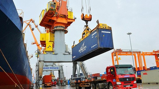 Kim ngạch xuất nhập khẩu lần đầu vượt 900 tỷ USD