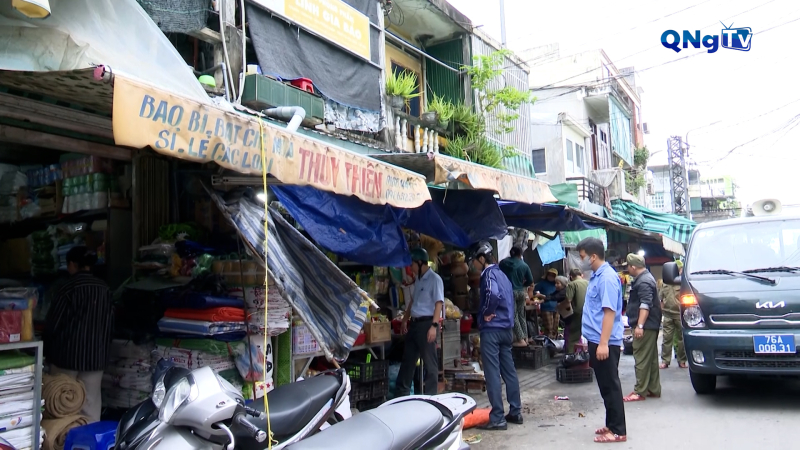 Lập lại trật tự đ&ocirc; thị quanh chợ Quảng Ng&atilde;i