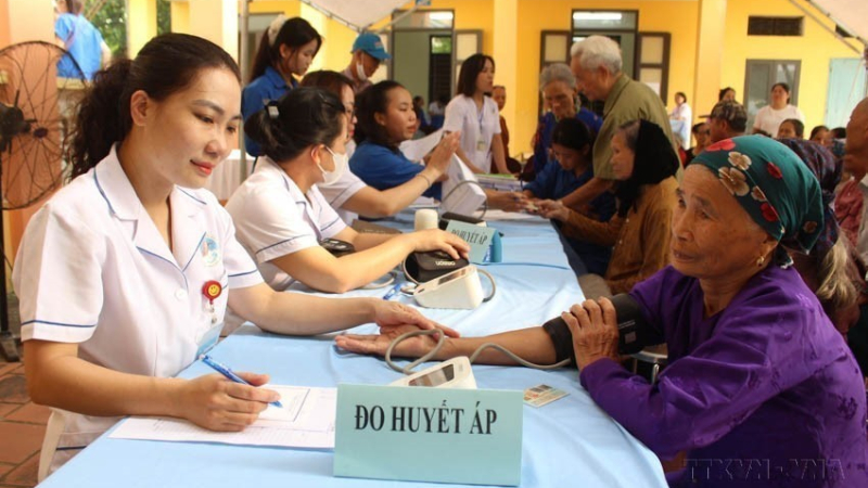 Người từ 75 tuổi hưởng hưu tr&iacute; được BHYT chi trả 100% chi ph&iacute; kh&aacute;m, chữa bệnh