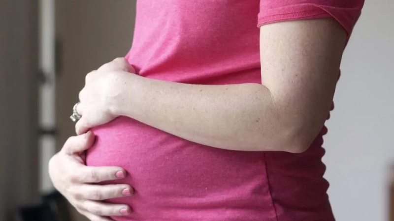 Vaccine COVID-19 gi&uacute;p giảm nguy cơ mắc bệnh nặng v&agrave; sinh non ở thai phụ 